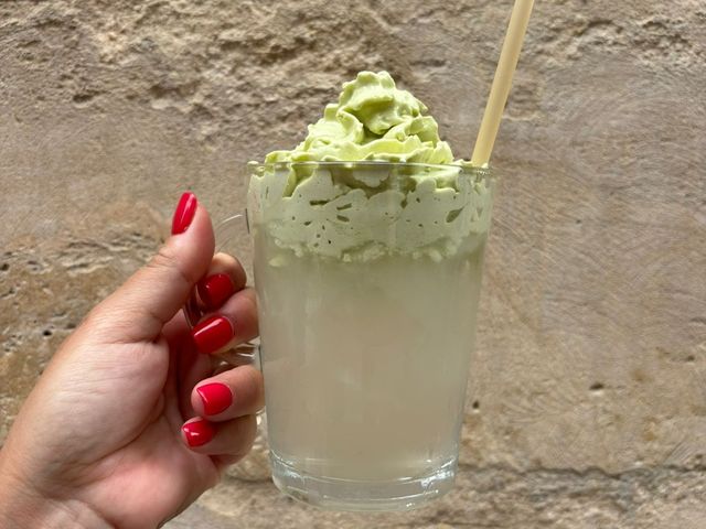 soleï café Eau de coco et sa chantilly matcha à la vanille